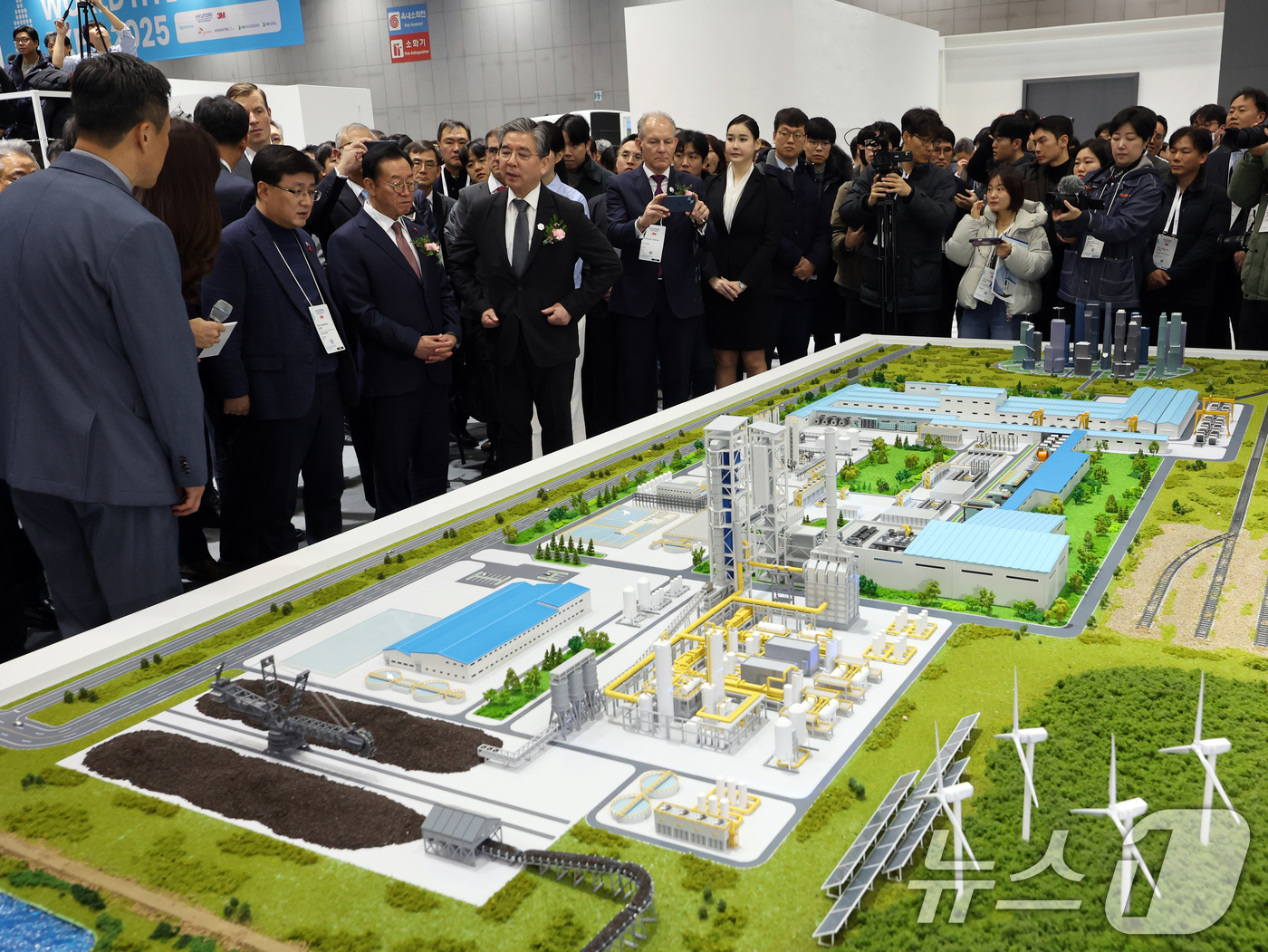 (고양=뉴스1) 황기선 기자 = 김성환 기후에너지환경부 장관과 장재훈 현대자동차그룹 부회장이 4일 경기도 고양시 일산서구 킨텍스(KINTEX)에서 열린 '세계 수소 엑스포 2025 …