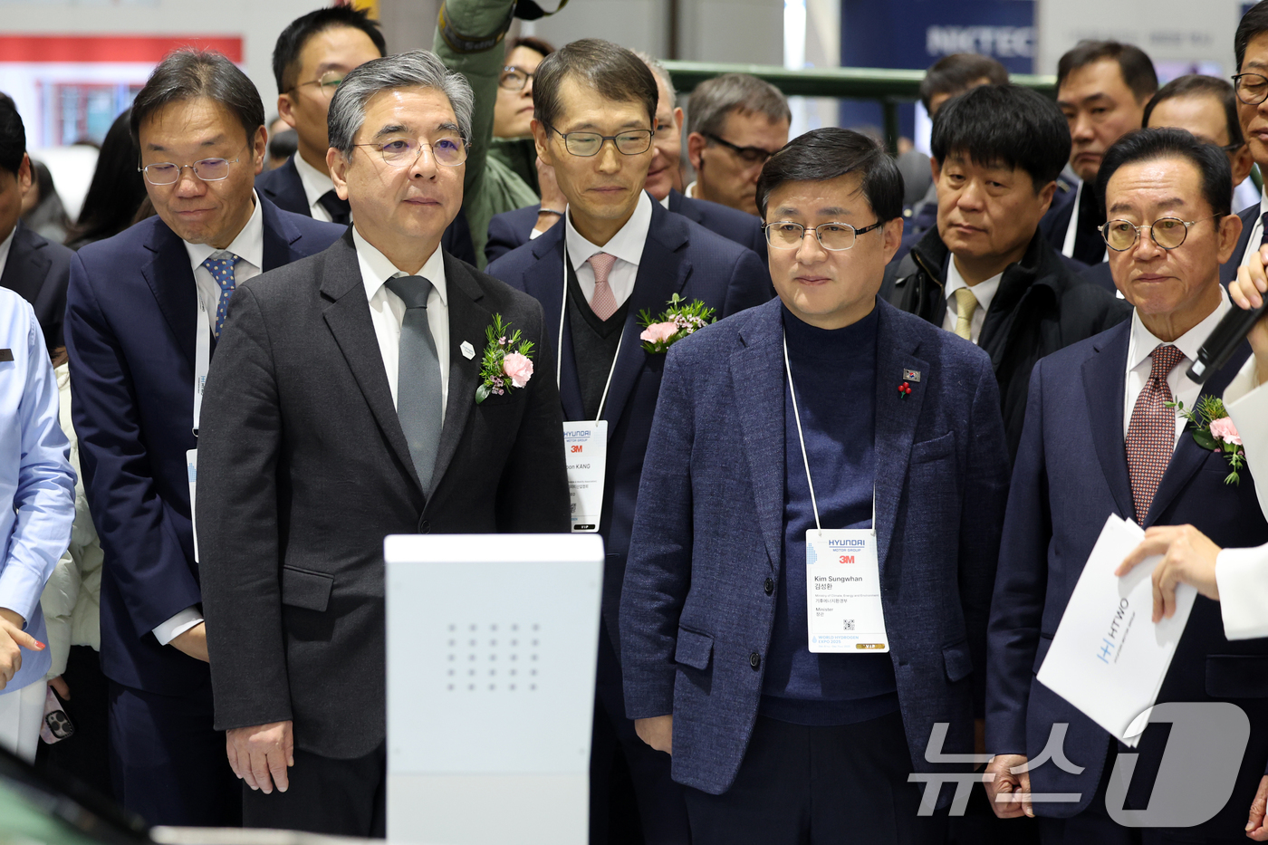 (고양=뉴스1) 황기선 기자 = 김성환 기후에너지환경부 장관과 장재훈 현대자동차그룹 부회장이 4일 경기도 고양시 일산서구 킨텍스(KINTEX)에서 열린 '세계 수소 엑스포 2025 …