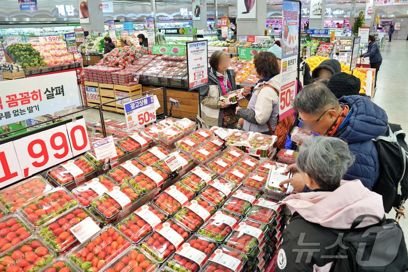 (서울=뉴스1) = 롯데마트는 4일부터 7일까지 연말 결산 프로모션 ‘통큰세일’을 진행한다고 밝혔다. 특히 이번 행사에서는 연말 수요가 높은 '통큰 딸기(500g/팩/국산)'와 ' …