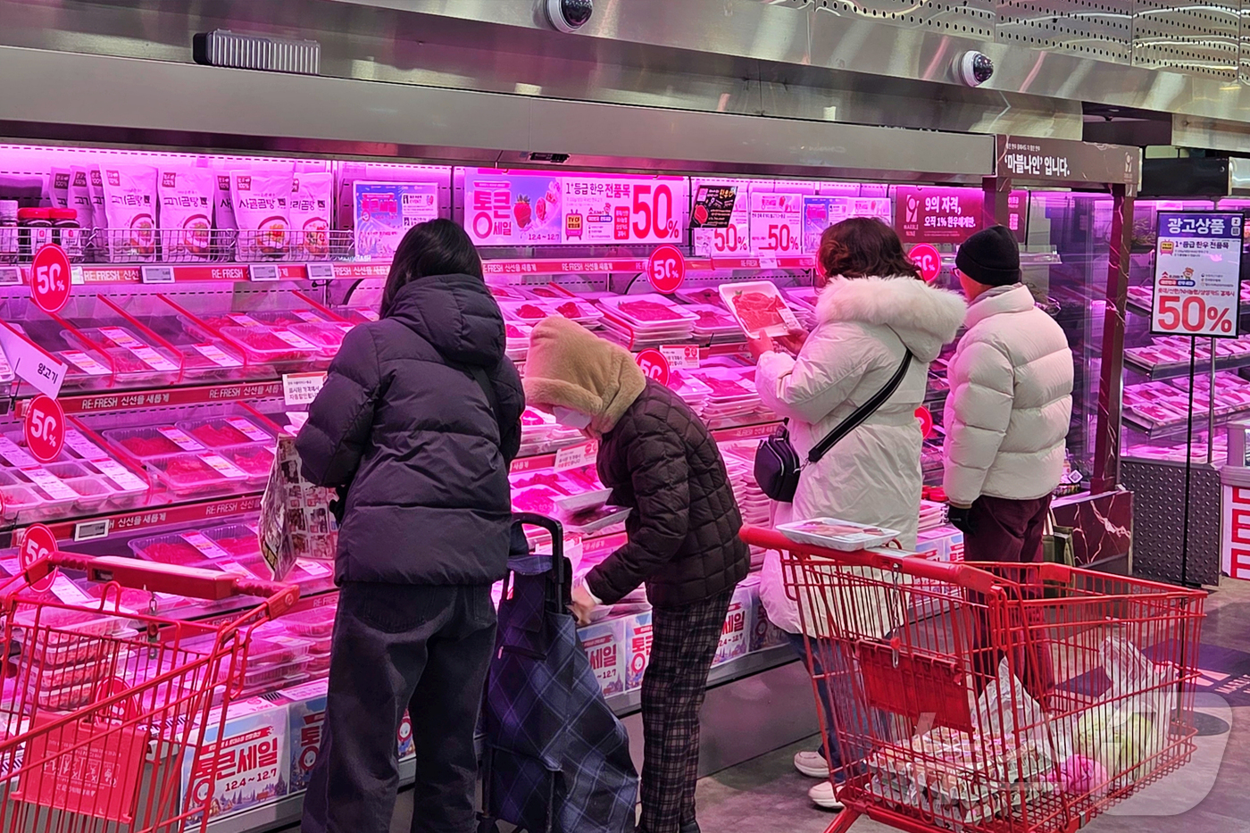 (서울=뉴스1) = 롯데마트는 4일부터 7일까지 연말 결산 프로모션 ‘통큰세일’을 진행한다고 밝혔다. 특히 이번 행사에서는 연말 수요가 높은 '통큰 딸기'와 '1+등급 한우 전품목 …