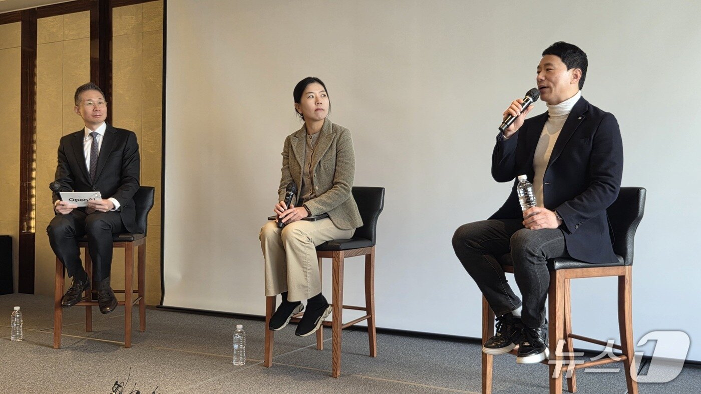 본문 이미지 - 왼쪽부터 김경훈 오픈AI코리아 총괄 대표, 서아란 GS건설 DX·CX 혁신부문장 상무, 정영훈 LG유플러스 기업AI사업 담당 상무가 서울 중구 웨스틴조선호텔에서 열린 대담에서 발언하고 있다. 2025.12.4 뉴스1 ⓒ News1 김민석 기자