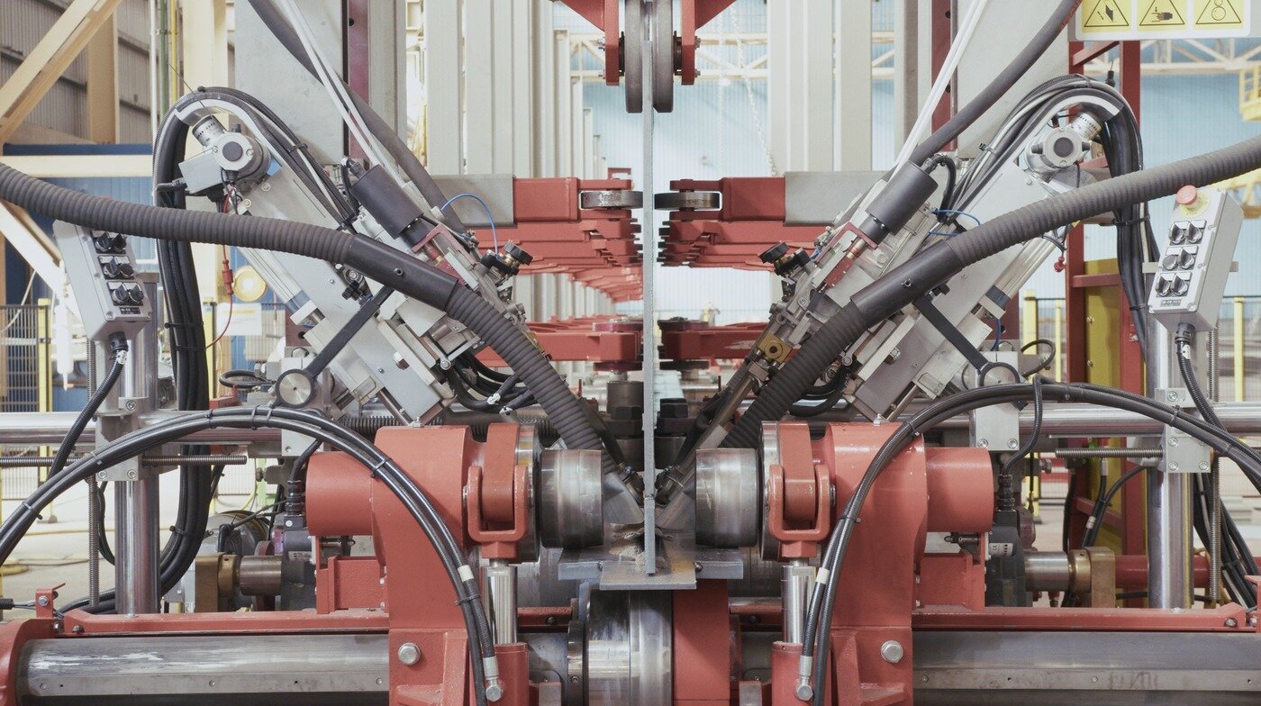 본문 이미지 - 수평용접 방식으로 생산되는 동국제강 &#39;디-메가빔&#39; 모습. &#40;동국홀딩스 제공&#41;