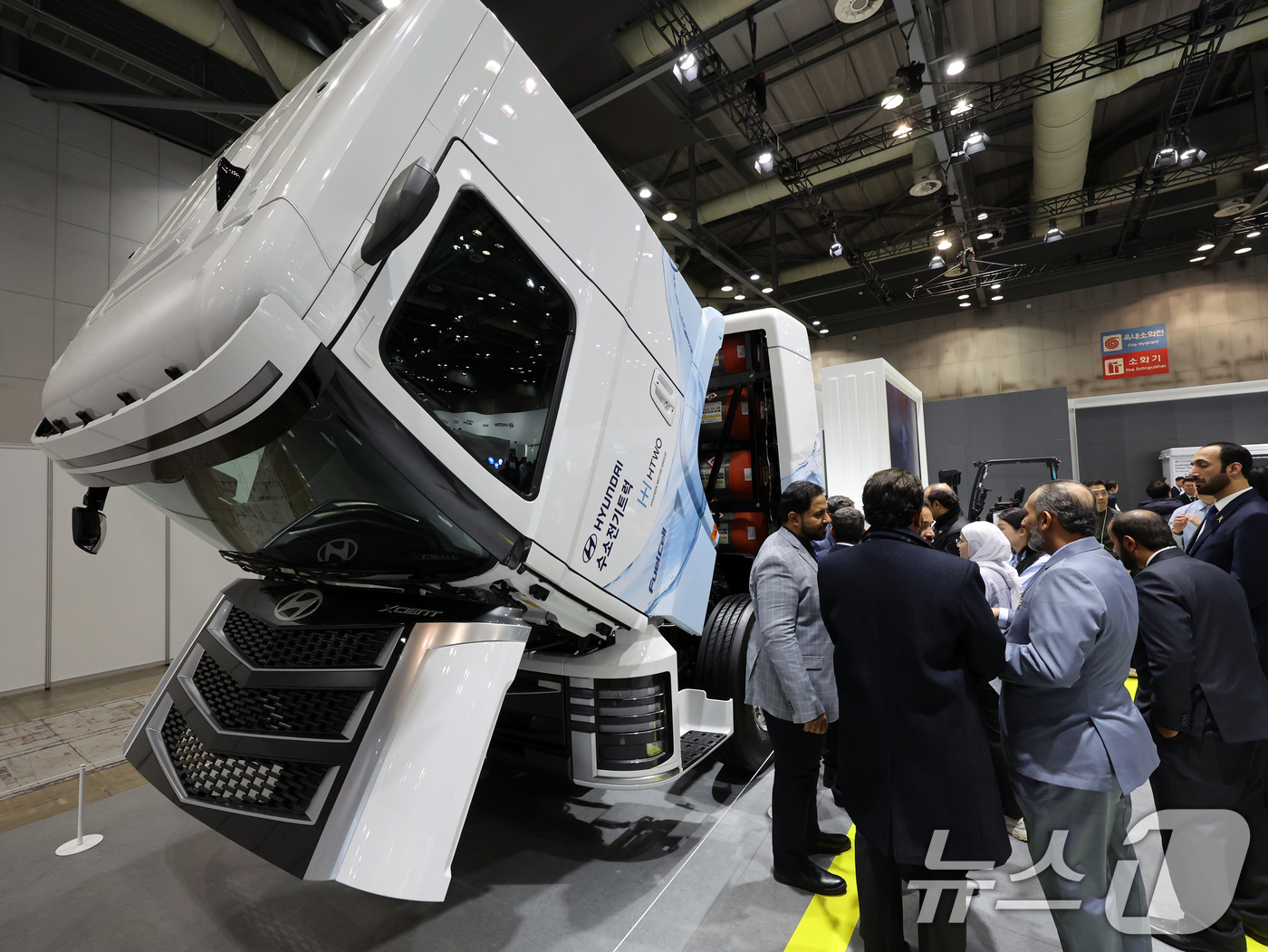 (고양=뉴스1) 황기선 기자 = 4일 경기도 고양시 일산서구 킨텍스(KINTEX)에서 열린 '세계 수소 엑스포 2025(월드 하이드로젠 엑스포)'에서 현대자동차 그룹 부스를 찾은 …