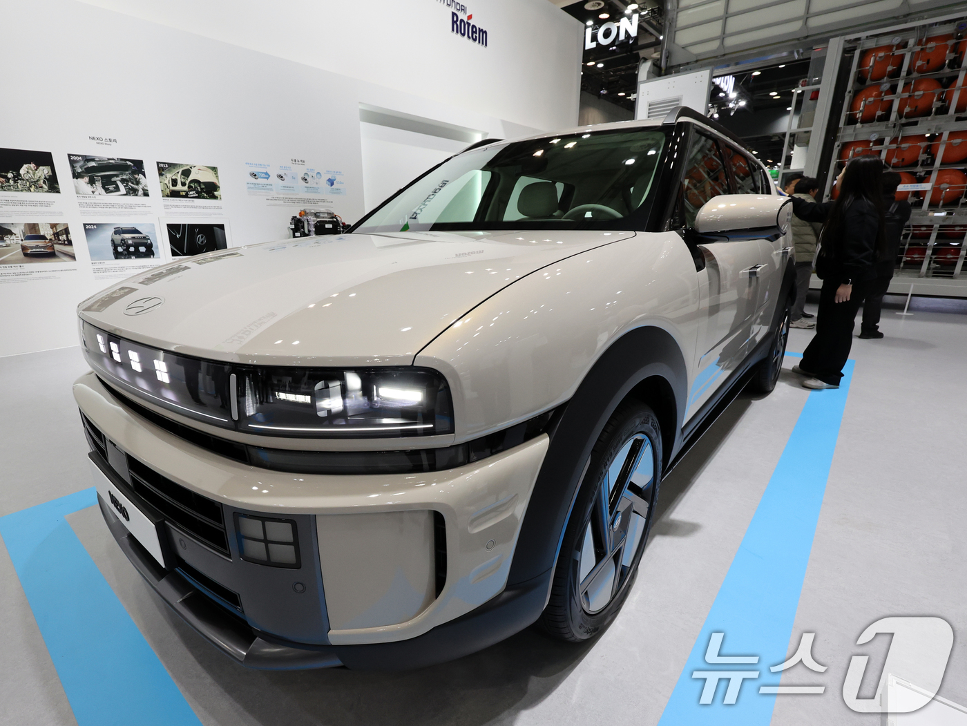 (고양=뉴스1) 황기선 기자 = 4일 경기도 고양시 일산서구 킨텍스(KINTEX)에서 열린 '세계 수소 엑스포 2025(월드 하이드로젠 엑스포)'에서 현대자동차 그룹 부스를 찾은 …