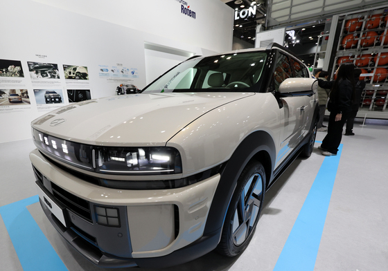 수소 전기차 살펴보는 관람객