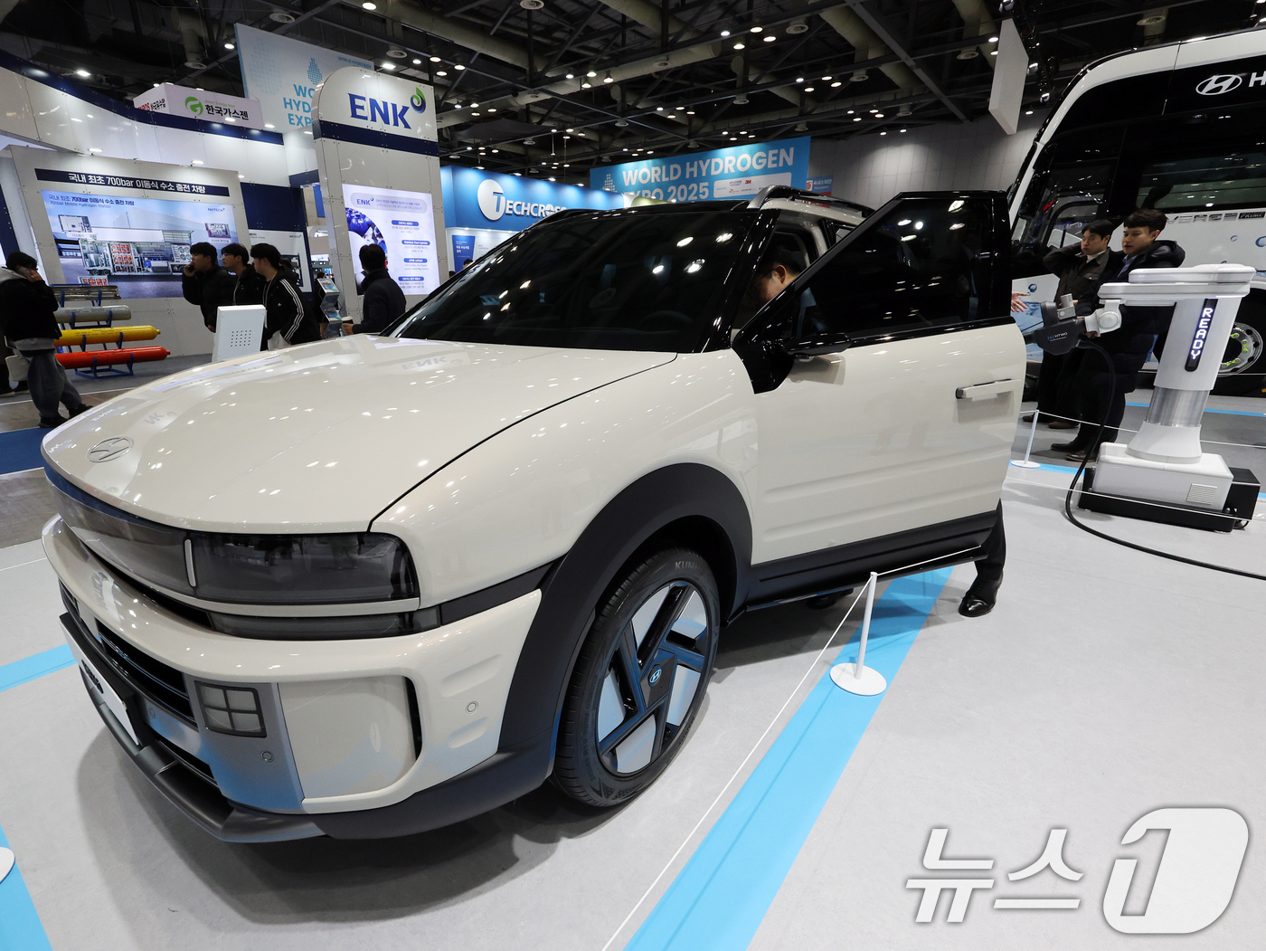 (고양=뉴스1) 황기선 기자 = 4일 경기도 고양시 일산서구 킨텍스(KINTEX)에서 열린 '세계 수소 엑스포 2025(월드 하이드로젠 엑스포)'에서 현대자동차 그룹 부스를 찾은 …