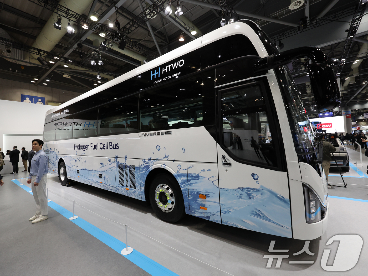 (고양=뉴스1) 황기선 기자 = 4일 경기도 고양시 일산서구 킨텍스(KINTEX)에서 열린 '세계 수소 엑스포 2025(월드 하이드로젠 엑스포)'에서 현대자동차 그룹 부스를 찾은 …