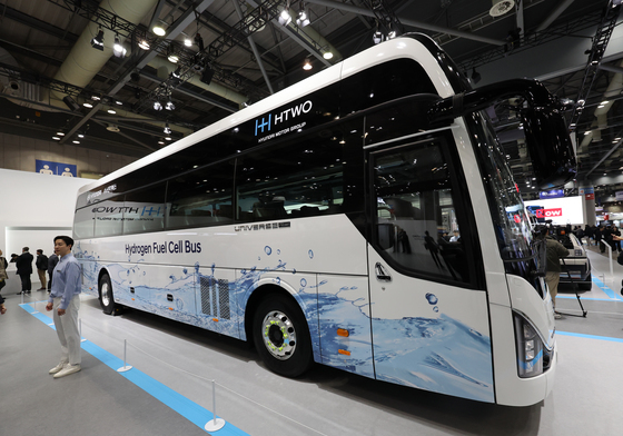 수소 전기버스 살펴보는 관람객