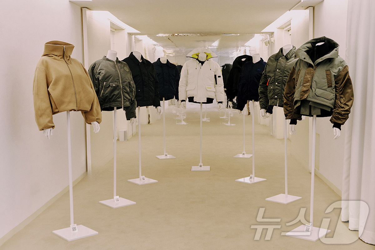 (서울=뉴스1) = 롯데지에프알의 ‘캐나다구스’가 4일 서울 종로구 '아름지기'에서 크리에이티브 디렉터 ‘하이더 아커만’의 두 번째 겨울 캡슐 컬렉션 ’25 F/W 스노우구스 바이 …