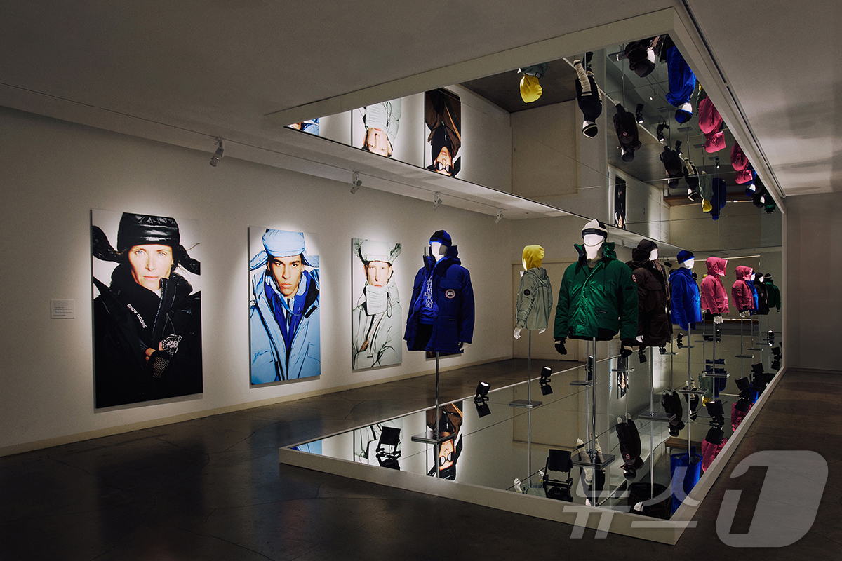 (서울=뉴스1) = 롯데지에프알의 ‘캐나다구스’가 4일 서울 종로구 '아름지기'에서 크리에이티브 디렉터 ‘하이더 아커만’의 두 번째 겨울 캡슐 컬렉션 ’25 F/W 스노우구스 바이 …