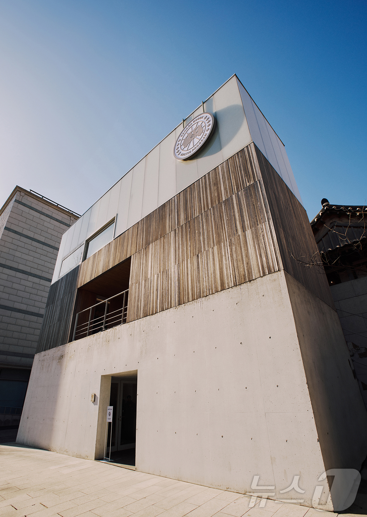 (서울=뉴스1) = 롯데지에프알의 ‘캐나다구스’가 4일 서울 종로구 '아름지기'에서 크리에이티브 디렉터 ‘하이더 아커만’의 두 번째 겨울 캡슐 컬렉션 ’25 F/W 스노우구스 바이 …