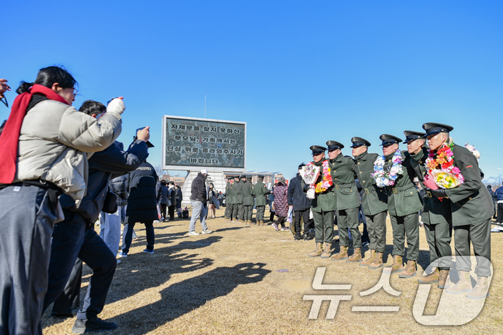 (포항=뉴스1) 최창호 기자 = 4일 경북 포항시 해병대 교육훈련단 연병장에서 열린 신병 1323기(547명) 들이 수료식을 마친 후 동기들과 기념촬영을 하고 있다.(해병대교육훈련 …
