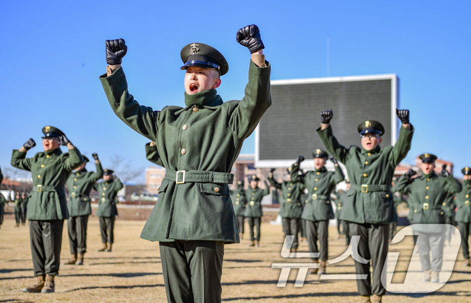 (포항=뉴스1) 최창호 기자 = 4일 경북 포항시 해병대 교육훈련단 연병장에서 열린 신병 1323기(547명) 수료식에서 신병들이 해병대원이 된 것을 자축하고 있다.(해병대교육훈련 …