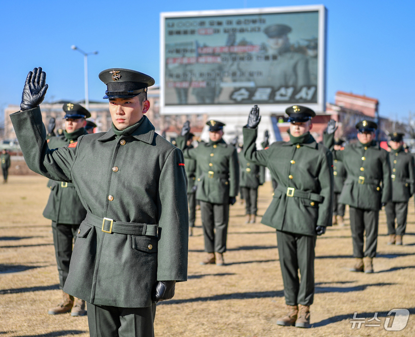 (포항=뉴스1) 최창호 기자 = 4일 경북 포항시 해병대 교육훈련단 연병장에서 열린 신병 1323기(547명) 수료식에서 신병들이 해병선서를 하고 있다.(해병대교육훈련단 제공, 재 …