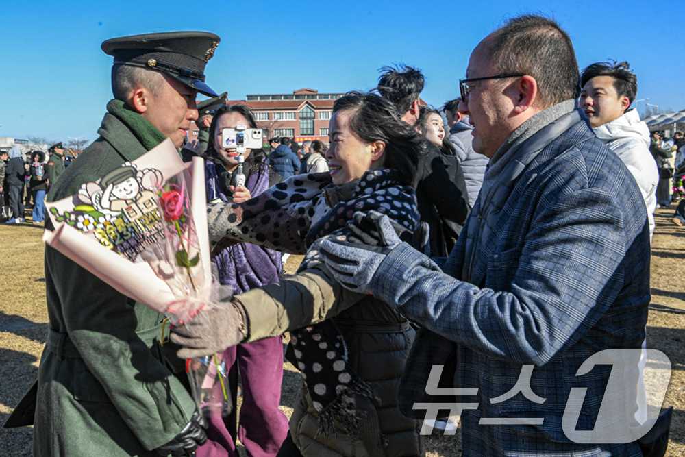 (포항=뉴스1) 최창호 기자 = 4일 경북 포항시 해병대 교육훈련단 연병장에서 열린 신병 1323기(547명) 수료식에서 신병이 가족들의 축하를 받고 있다. (해병대교육훈련단 제공 …