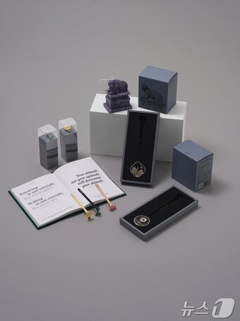 본문 이미지 - 올 한 해 내외국인 고객들에게 많은 사랑을 받은 서울굿즈 시그니처라인의 제품들&#40;서울관광재단 제공&#41; 