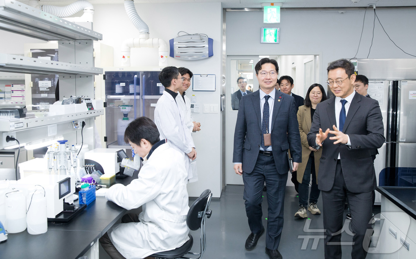 (서울=뉴스1) = 구혁채 과학기술정보통신부 제1차관이 4일 오후 서울 구로구 프로티나에 방문해 윤태영 프로티나 대표와 함께 연구현장을 둘러보고 있다. (과학기술정보통신부 제공. …