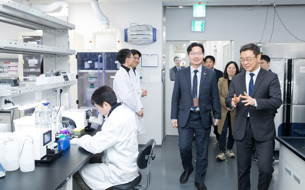 정부, K-바이오 '초 혁신 드라이브'…업계 "방향성 환영·실행력 주시"