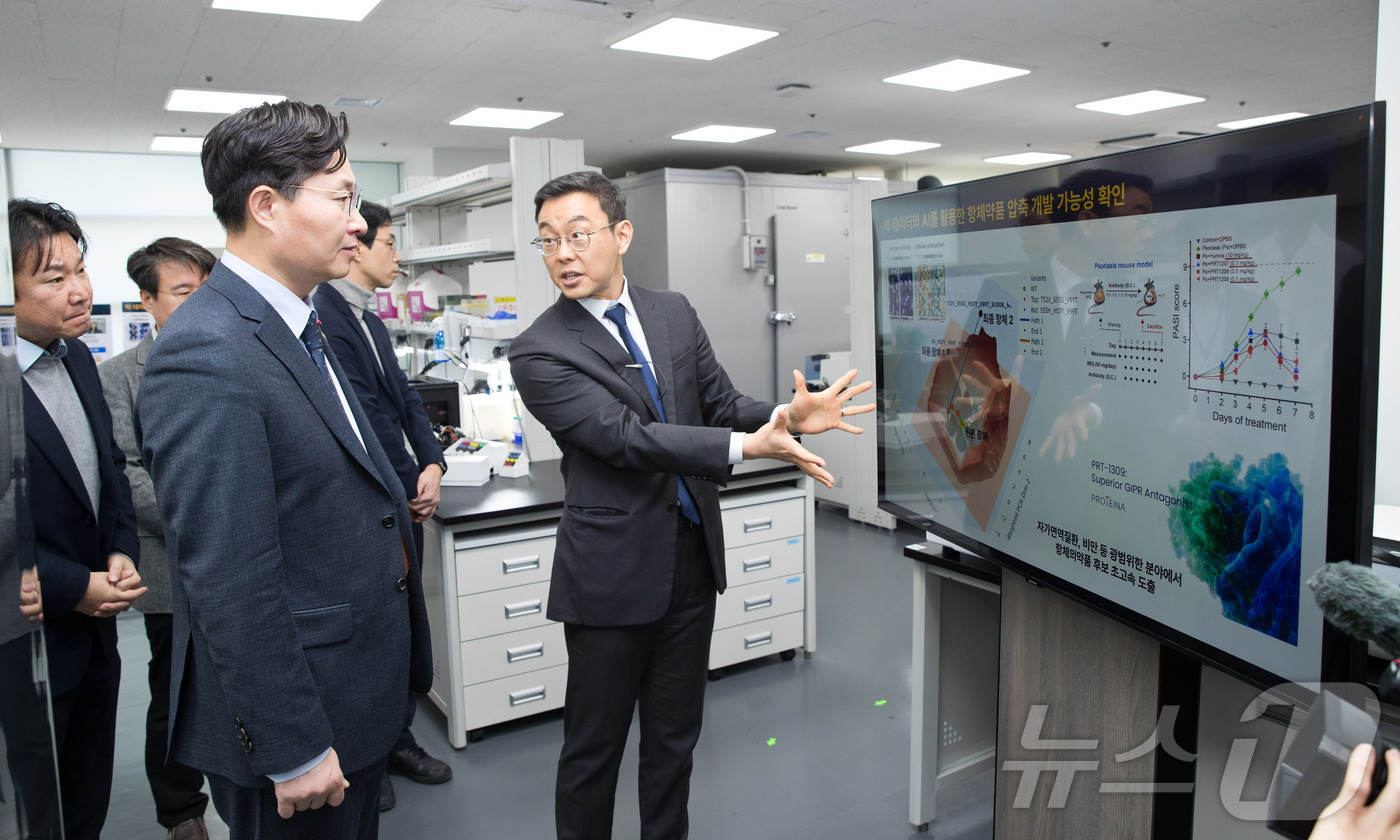 (서울=뉴스1) = 구혁채 과학기술정보통신부 제1차관이 4일 오후 서울 구로구 프로티나에 방문해 윤태영 프로티나 대표로부터 '단백질-단백질 상호작용 분석 기술' 등에 대해 설명을 …