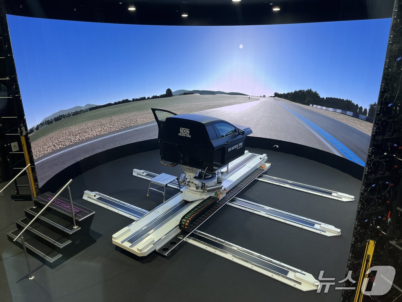 본문 이미지 - 3일 서울 마곡에 위치한 넥센타이어 중앙연구소 &#39;더넥센유니버시티&#39;에서 회사가 지난 8월 국내 자동차 업계 최초로 도입한 고성능 드라이빙 시뮬레이터가 스페인 대표 자동차 성능시험장 이디아다 트랙을 보여주고 있다. 2025.12.03/뉴스1 김성식 기자