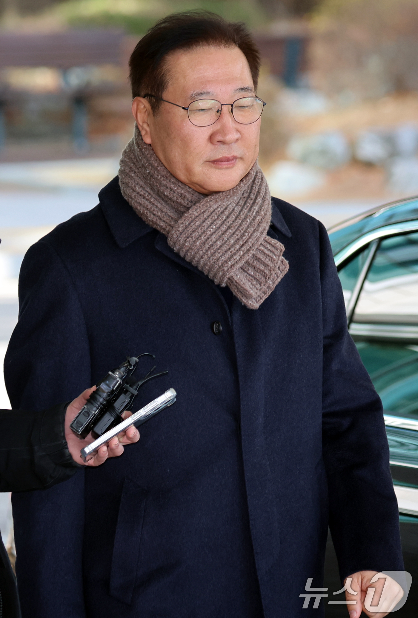 (서울=뉴스1) 김명섭 기자 = 박성재 전 법무부 장관이 4일 오후 서울 서초구 내란 특검에  김건희씨 수사 무마 청탁 의혹 관련  조사를 받기 위해  출석하고 있다. 2025.1 …