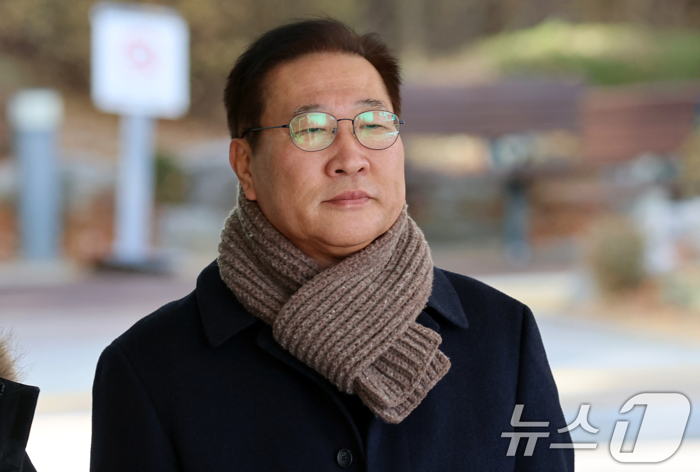 (서울=뉴스1) 김명섭 기자 = 박성재 전 법무부 장관이 4일 오후 서울 서초구 내란 특검에  김건희씨 수사 무마 청탁 의혹 관련  조사를 받기 위해  출석하고 있다. 2025.1 …