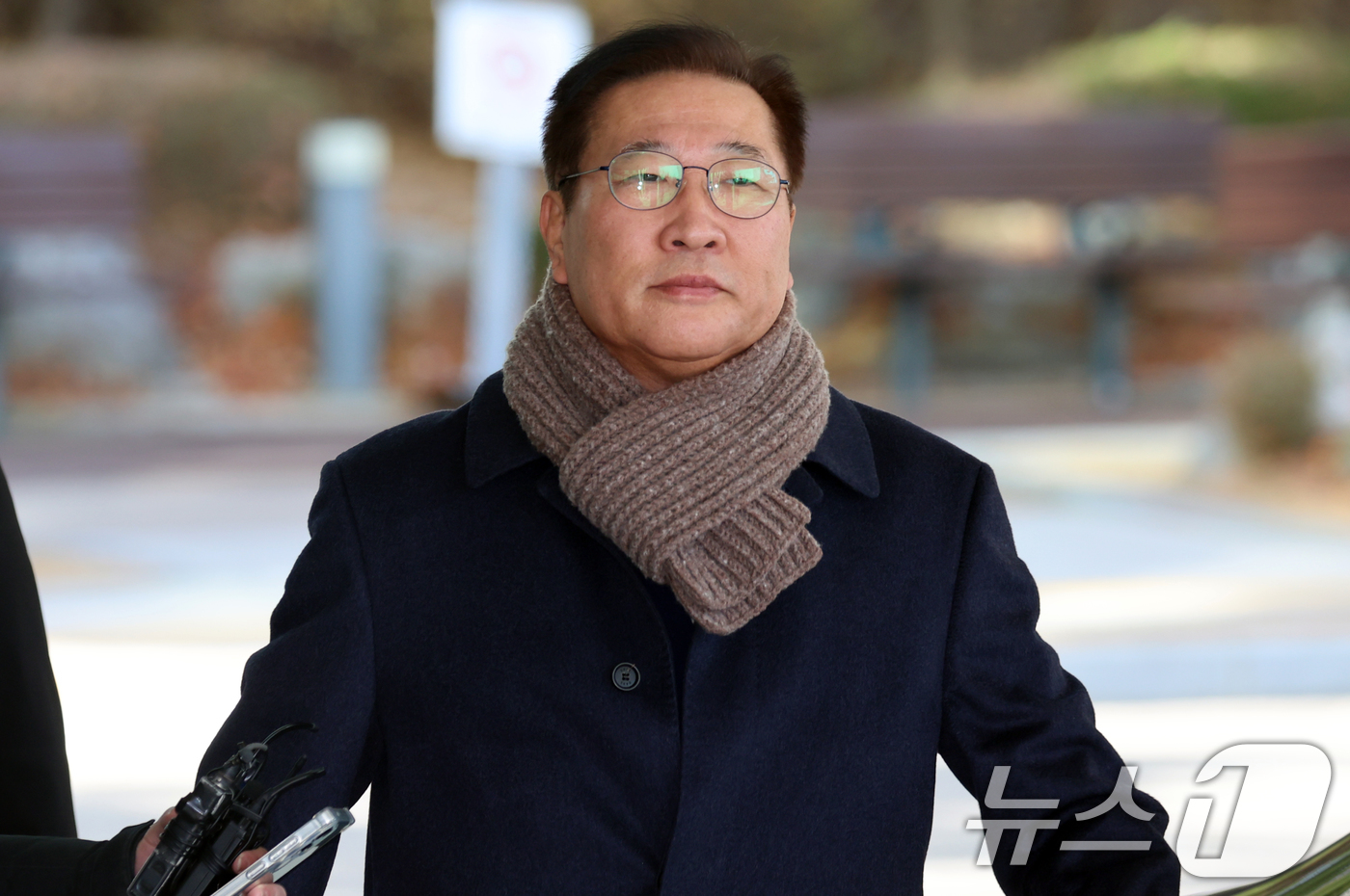 (서울=뉴스1) 김명섭 기자 = 박성재 전 법무부 장관이 4일 오후 서울 서초구 내란 특검에  김건희씨 수사 무마 청탁 의혹 관련  조사를 받기 위해  출석하고 있다. 2025.1 …