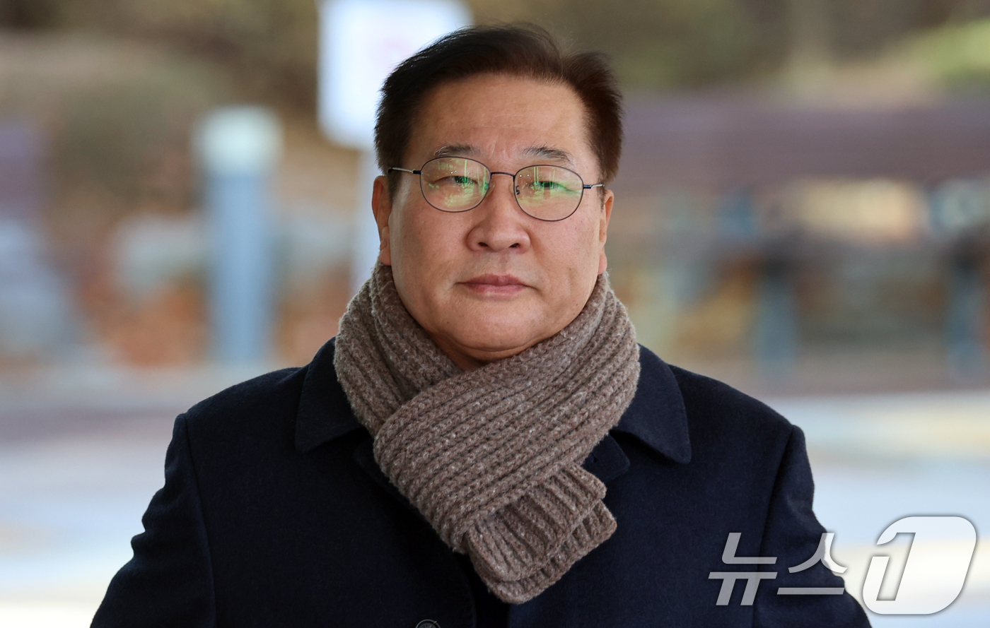 (서울=뉴스1) 김명섭 기자 = 박성재 전 법무부 장관이 4일 오후 서울 서초구 내란 특검에  김건희씨 수사 무마 청탁 의혹 관련  조사를 받기 위해  출석하고 있다. 2025.1 …