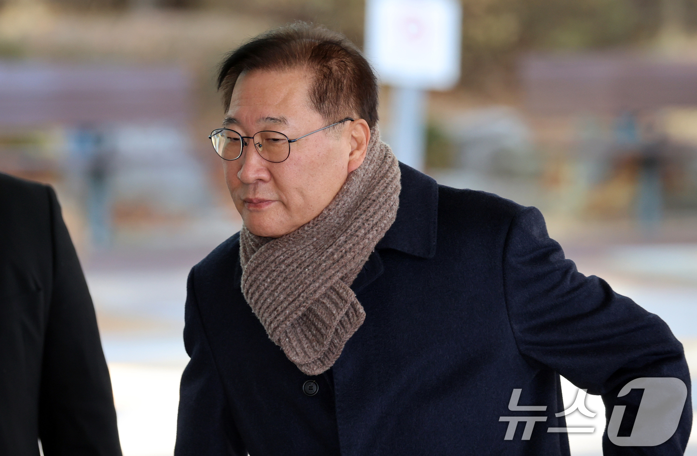 (서울=뉴스1) 김명섭 기자 = 박성재 전 법무부 장관이 4일 오후 서울 서초구 내란 특검에  김건희씨 수사 무마 청탁 의혹 관련  조사를 받기 위해  출석하고 있다. 2025.1 …