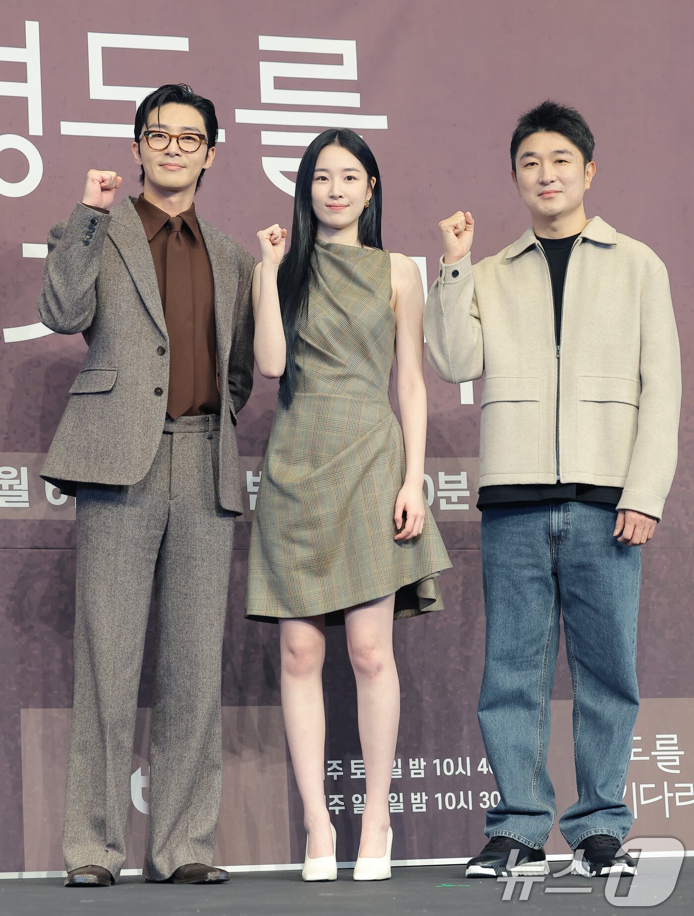 본문 이미지 - 배우 박서준&#40;왼쪽부터&#41;과 원지안, 임현욱 감독이 4일 오후 서울 구로구 더링크호텔에서 열린 JTBC 새 토일드라마 ‘경도를 기다리며’&#40;극본 유영아&#41; 제작발표회에 참석해 포즈를 취하고 있다. ‘경도를 기다리며’는 두 번의 연애를 하고 헤어진 이경도&#40;박서준 분&#41;와 서지우&#40;원지안 분&#41;가 불륜 스캔들 기사를 보도한 기자와 스캔들 주인공의 아내로 재회해 짠하고 찐하게 연애하는 로맨스 작품이다. 2025.12.4/뉴스1 ⓒ News1 권현진 기자