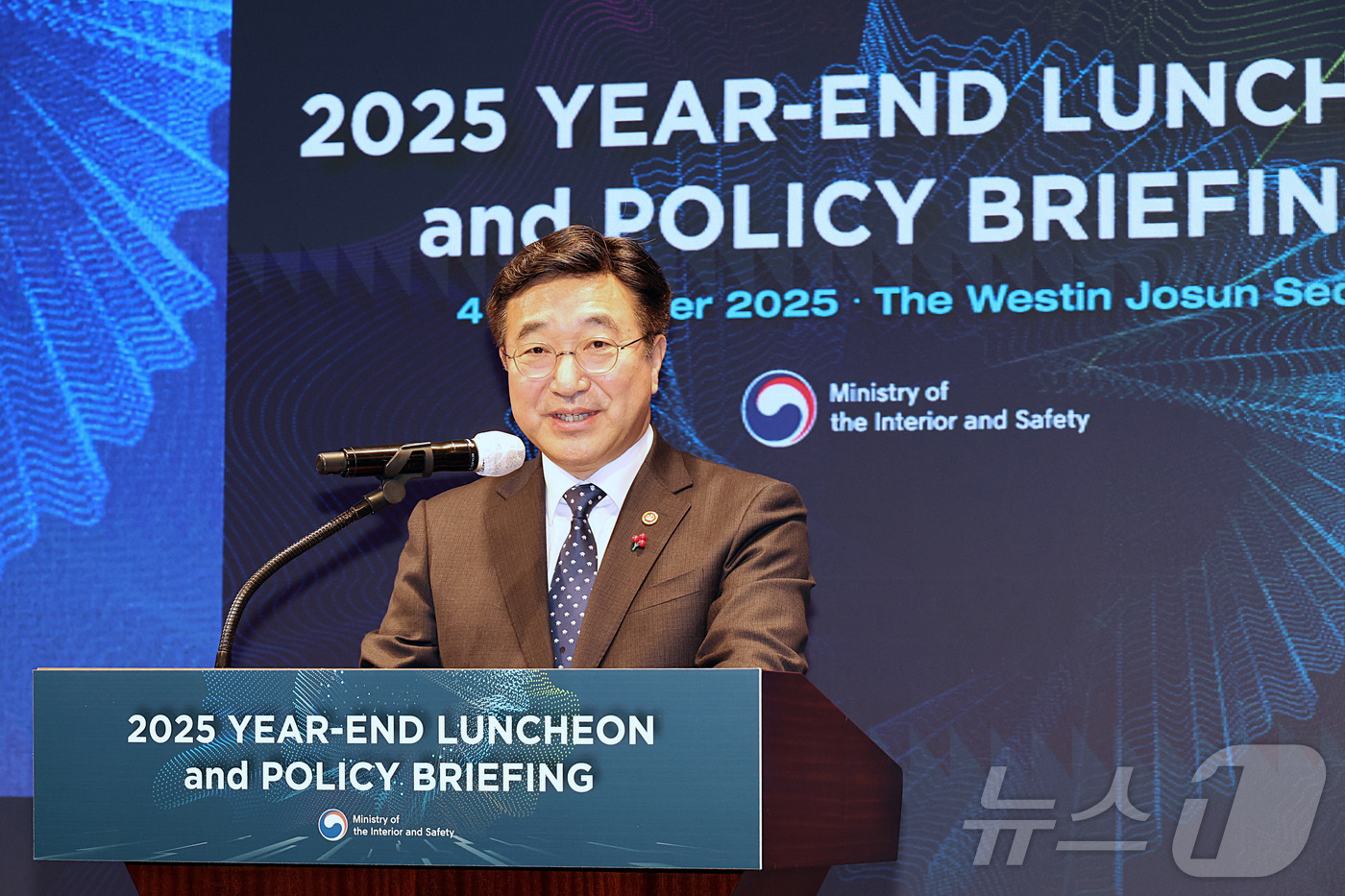 (서울=뉴스1) = 윤호중 행정안전부 장관이 4일 오전 서울 중구 웨스틴조선호텔에서 한국 공공행정의 우수성 등 행정한류의 확산을 위한 '주한 외교사절 초청 정책설명회'에 참석해 환 …