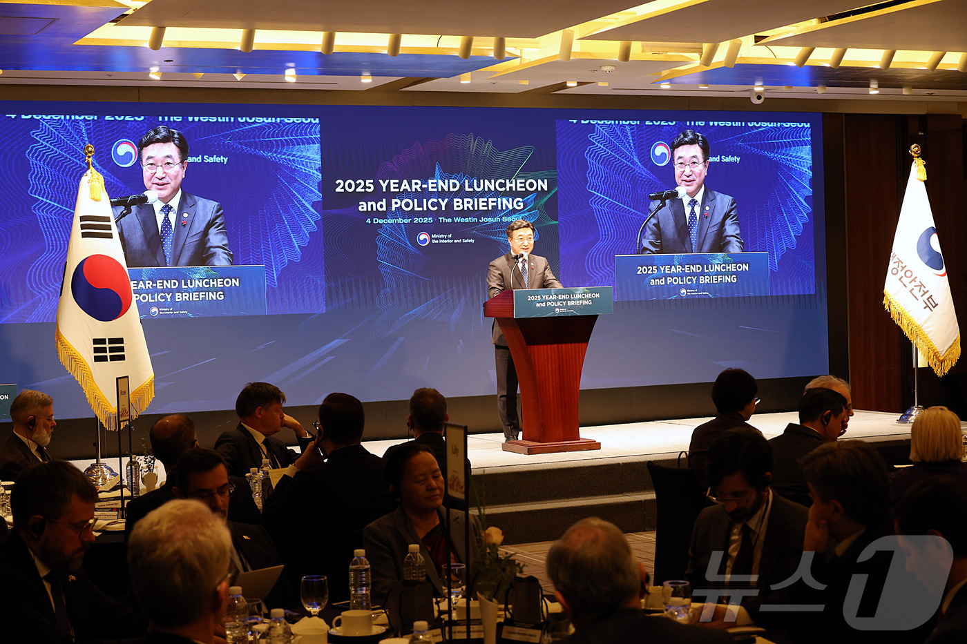 (서울=뉴스1) = 윤호중 행정안전부 장관이 4일 오전 서울 중구 웨스틴조선호텔에서 한국 공공행정의 우수성 등 행정한류의 확산을 위한 '주한 외교사절 초청 정책설명회'에 참석해 환 …