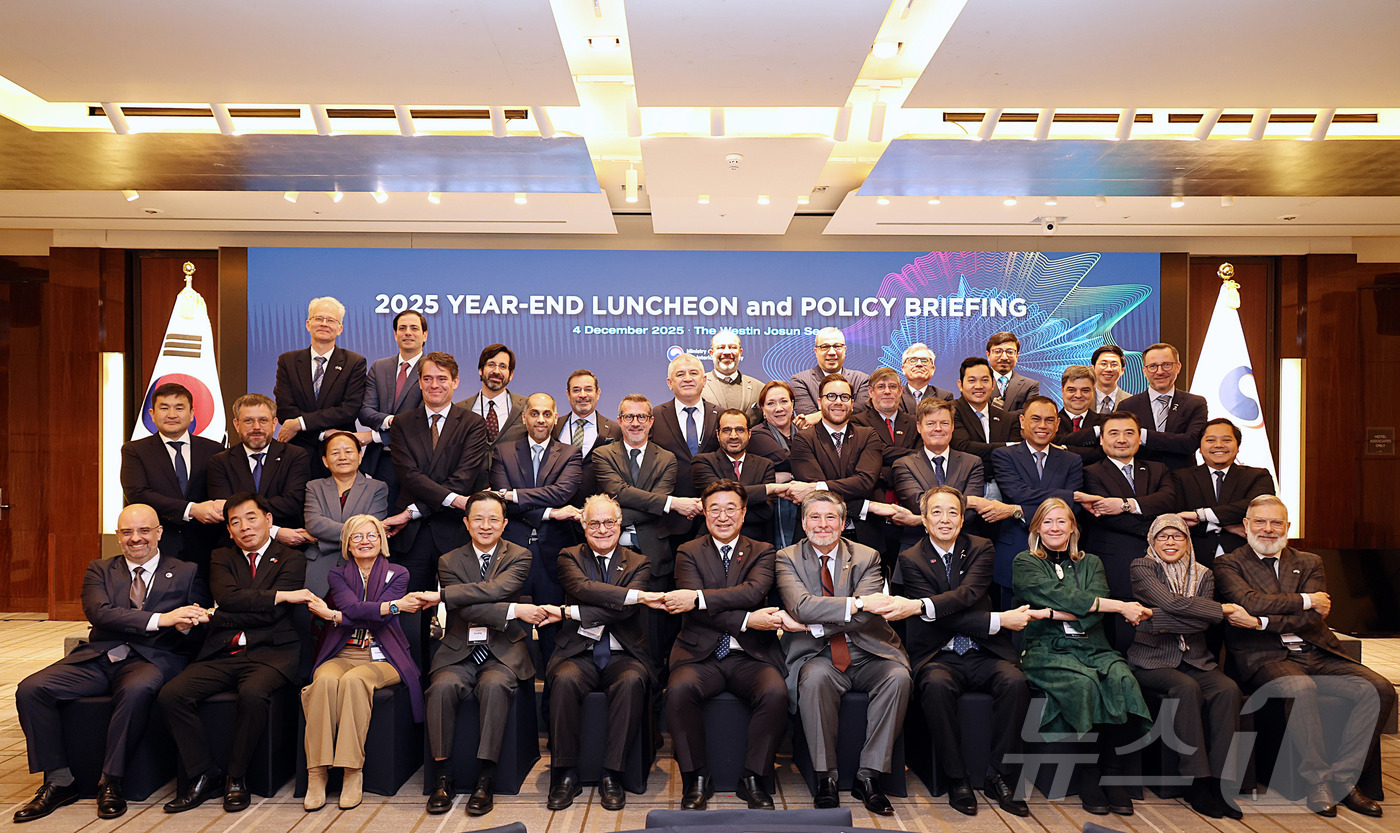 (서울=뉴스1) = 윤호중 행정안전부 장관이 4일 오전 서울 중구 웨스틴조선호텔에서 한국 공공행정의 우수성 등 행정한류의 확산을 위한 '주한 외교사절 초청 정책설명회'에서 기념촬영 …