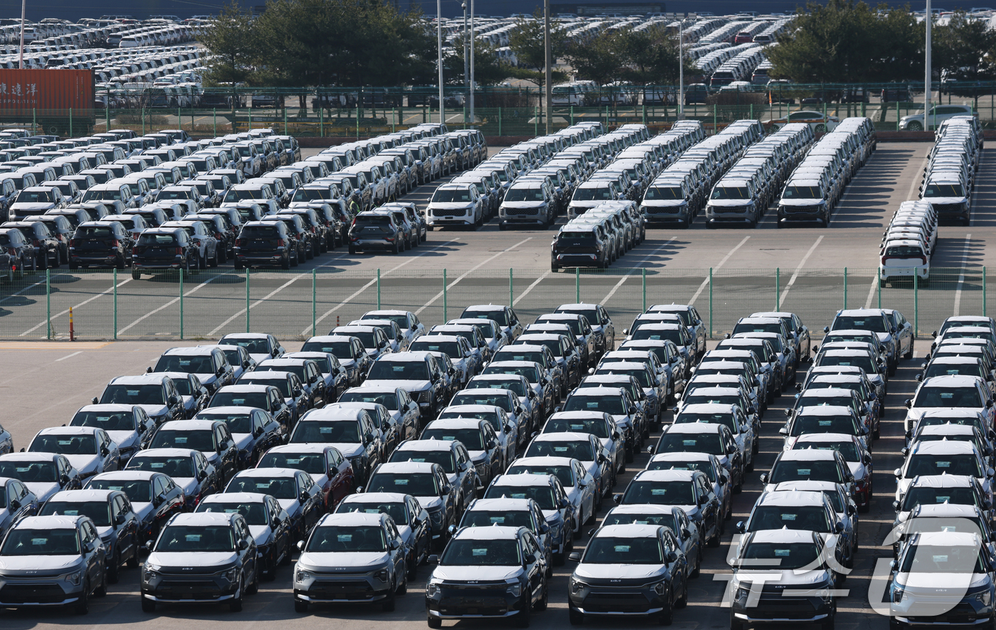 (평택=뉴스1) 김영운 기자 = 4일 경기 평택시 포승읍 평택항에 수출용 차량이 세워져 있다.한국산 자동차 관세를 15%로 인하하는 내용이 3일(현지시간) 미국 정부 관보에 게재됐 …