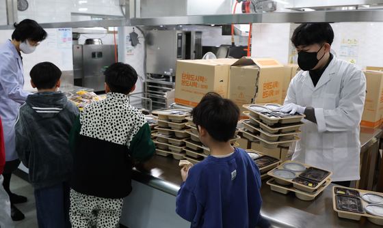 단체 도시락 배식받는 아이들