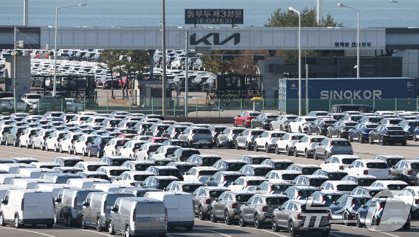 (평택=뉴스1) 김영운 기자 = 4일 경기 평택시 포승읍 평택항에 수출용 차량이 세워져 있다.한국산 자동차 관세를 15%로 인하하는 내용이 3일(현지시간) 미국 정부 관보에 게재됐 …