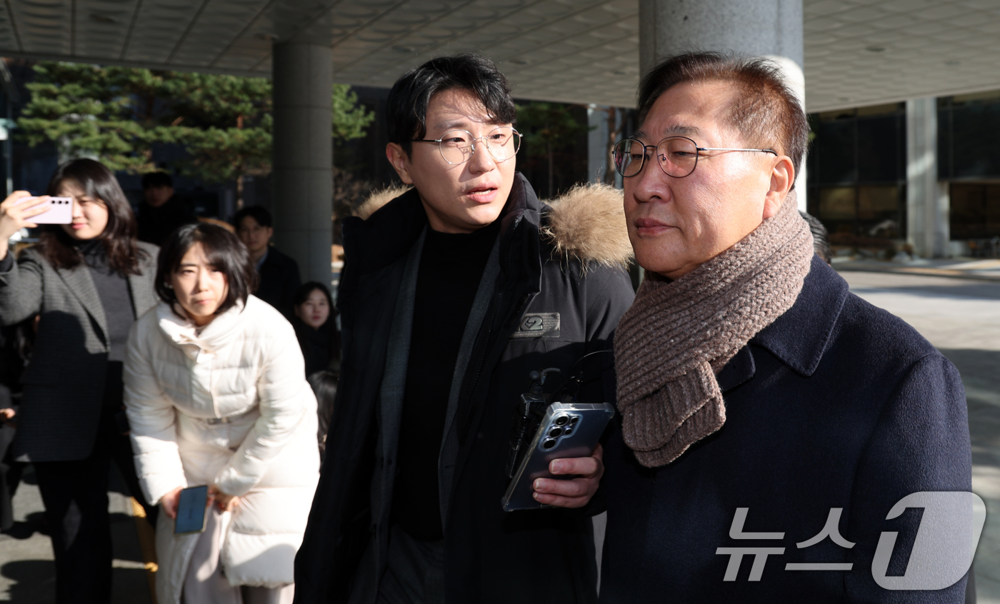 (서울=뉴스1) 김명섭 기자 = 박성재 전 법무부 장관이 4일 오후 서울 서초구 내란 특검에  김건희씨 수사 무마 청탁 의혹 관련  조사를 받기 위해  출석하고 있다. 2025.1 …