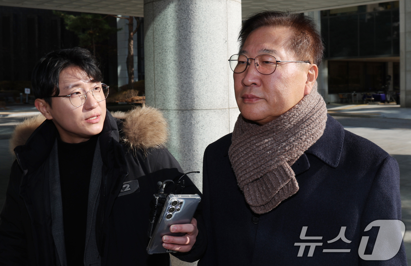 (서울=뉴스1) 김명섭 기자 = 박성재 전 법무부 장관이 4일 오후 서울 서초구 내란 특검에  김건희씨 수사 무마 청탁 의혹 관련  조사를 받기 위해  출석하고 있다. 2025.1 …