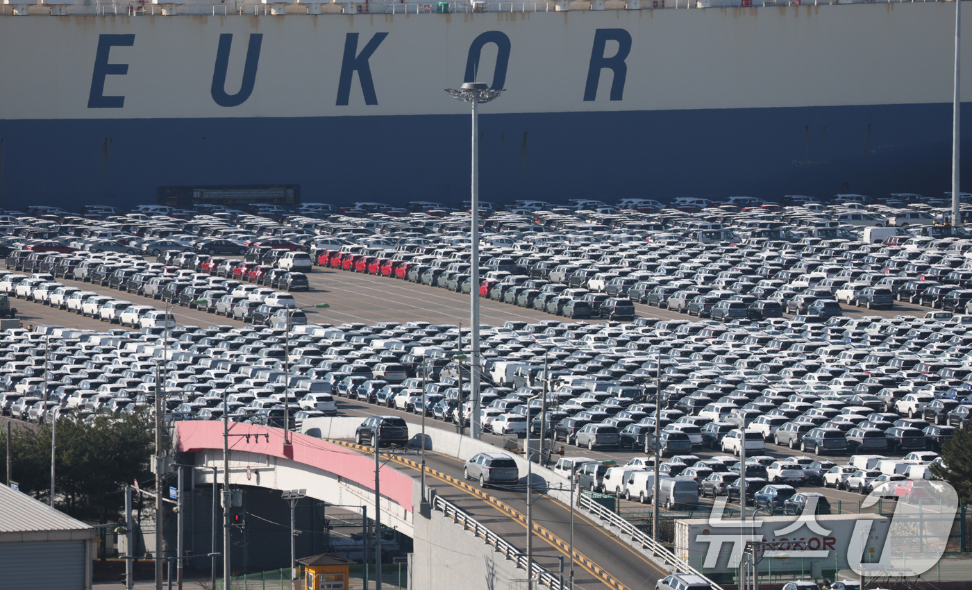 (평택=뉴스1) 김영운 기자 = 4일 경기 평택시 포승읍 평택항에 수출용 차량이 세워져 있다.한국산 자동차 관세를 15%로 인하하는 내용이 3일(현지시간) 미국 정부 관보에 게재됐 …