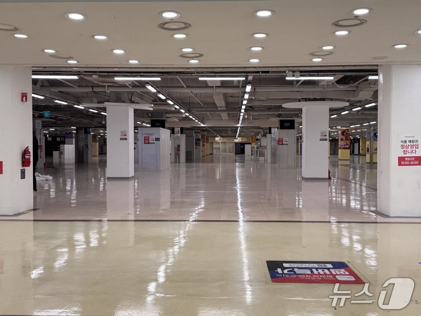 본문 이미지 - 4일 울산 북구 홈플러스 2층 매장이 전부 비워져 있다.2025.12.04/뉴스1 ⓒ News1 김세은 기자