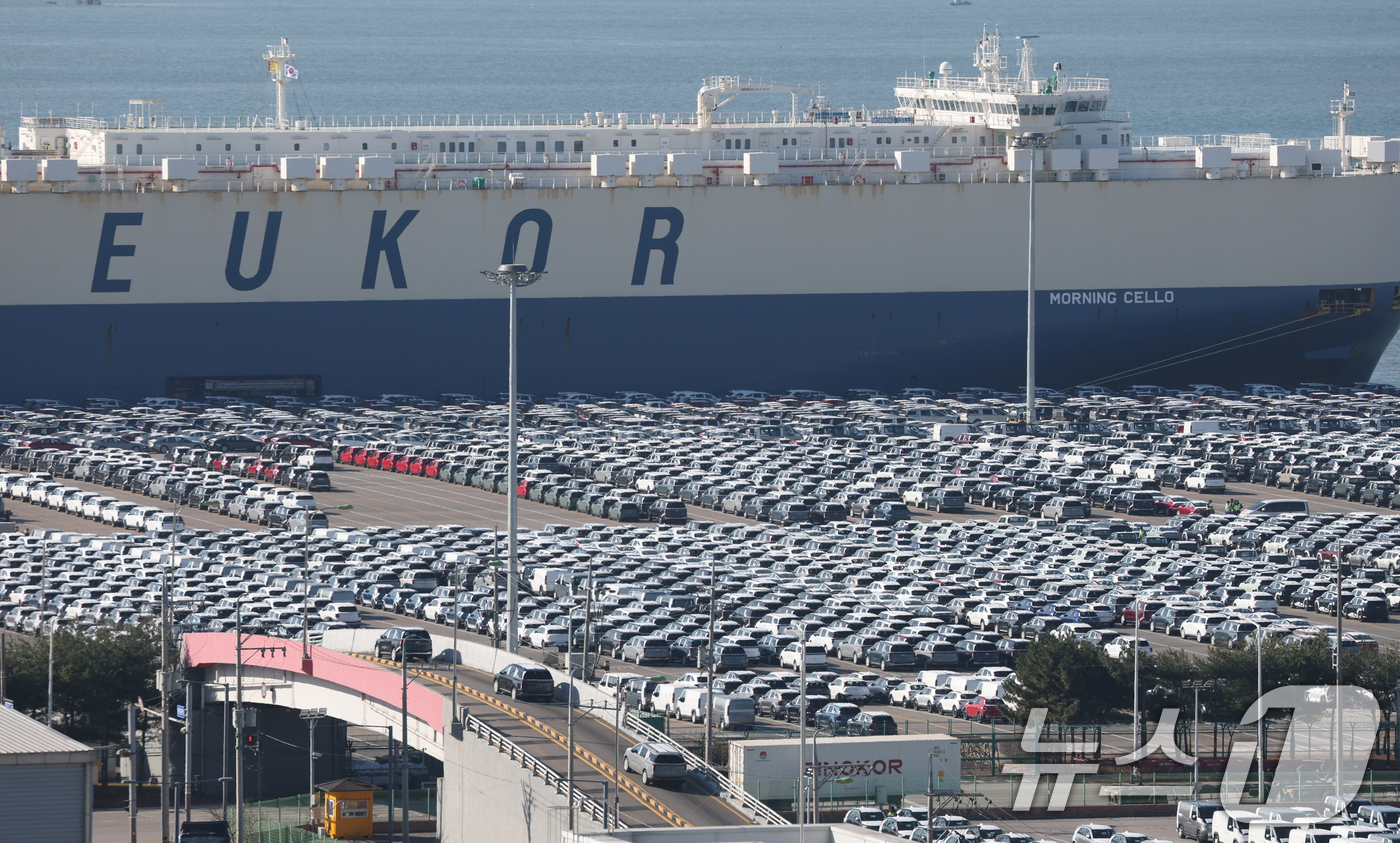 (평택=뉴스1) 김영운 기자 = 4일 경기 평택시 포승읍 평택항에 수출용 차량이 세워져 있다.한국산 자동차 관세를 15%로 인하하는 내용이 3일(현지시간) 미국 정부 관보에 게재됐 …