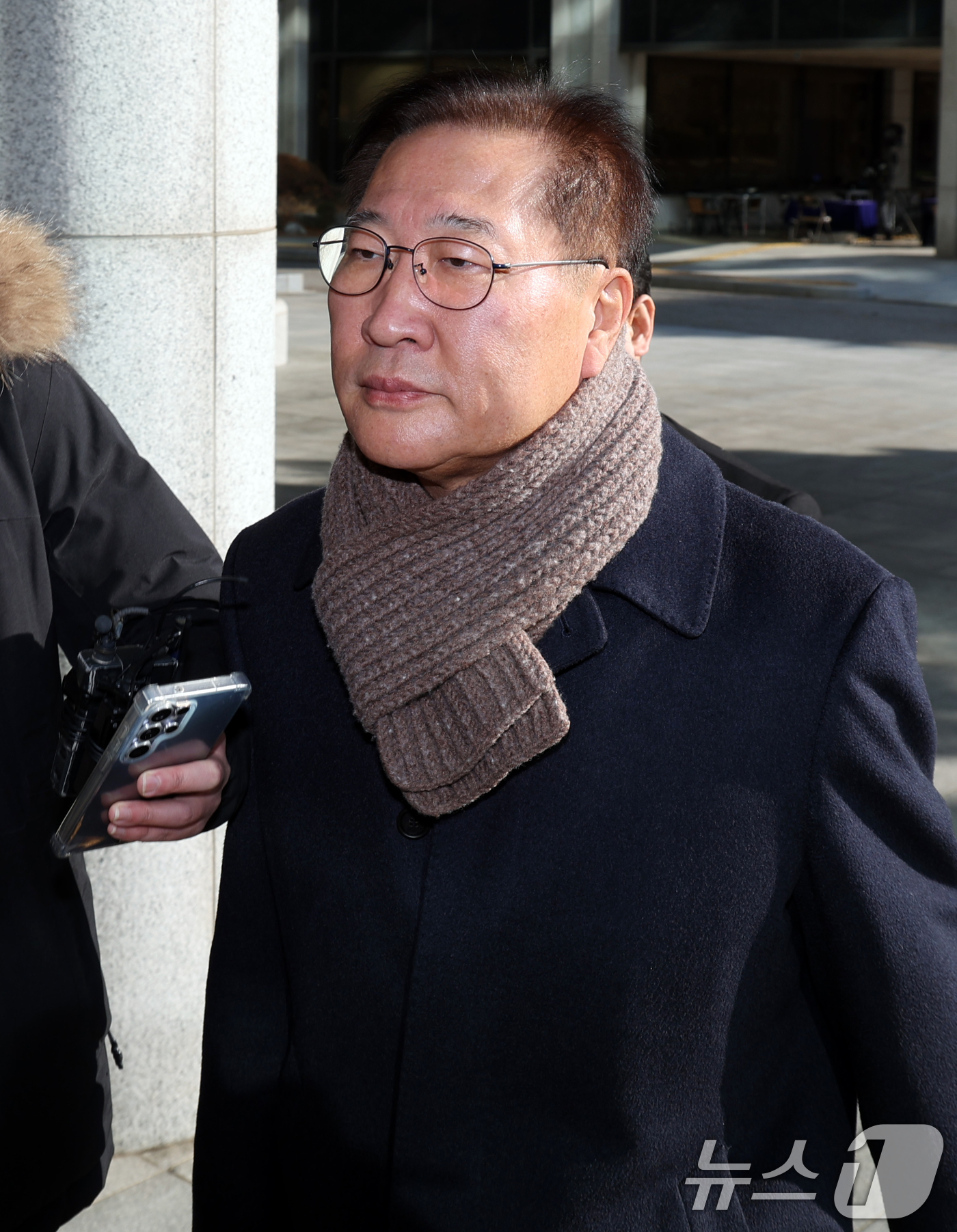 (서울=뉴스1) 김명섭 기자 = 박성재 전 법무부 장관이 4일 오후 서울 서초구 내란 특검에  김건희씨 수사 무마 청탁 의혹 관련  조사를 받기 위해  출석하고 있다. 2025.1 …