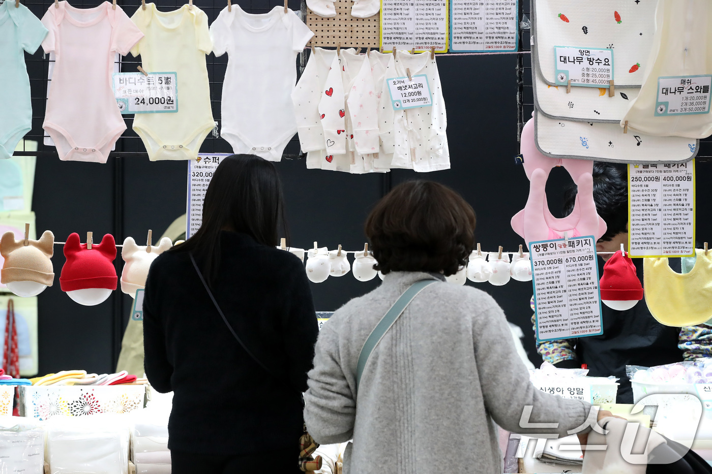 (대구=뉴스1) 공정식 기자 = 4일 오전 대구 북구 엑스코(EXCO)에서 열린 '대구 베이비&키즈페어'를 찾은 부모들이 아기를 위한 겨울철 유아용품을 살펴보고 있다. 2025.1 …