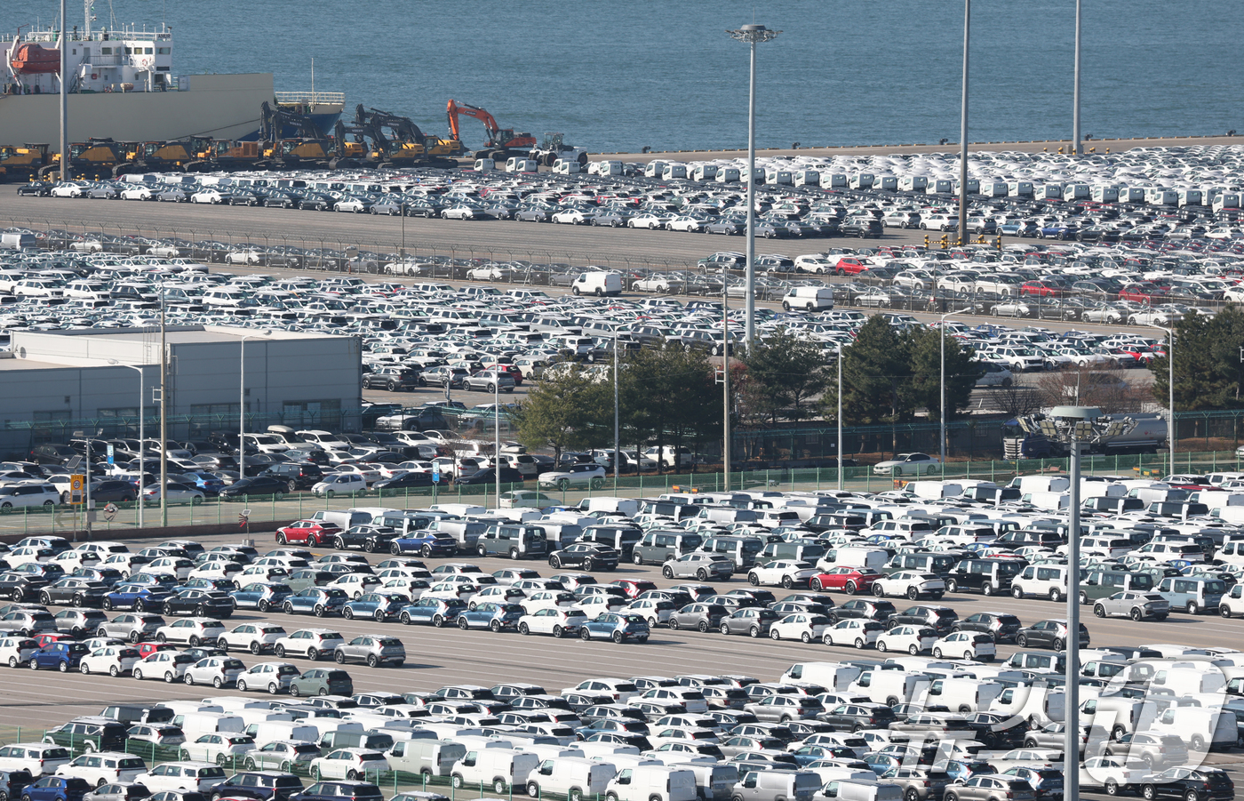 (평택=뉴스1) 김영운 기자 = 4일 경기 평택시 포승읍 평택항에 수출용 차량이 세워져 있다.한국산 자동차 관세를 15%로 인하하는 내용이 3일(현지시간) 미국 정부 관보에 게재됐 …