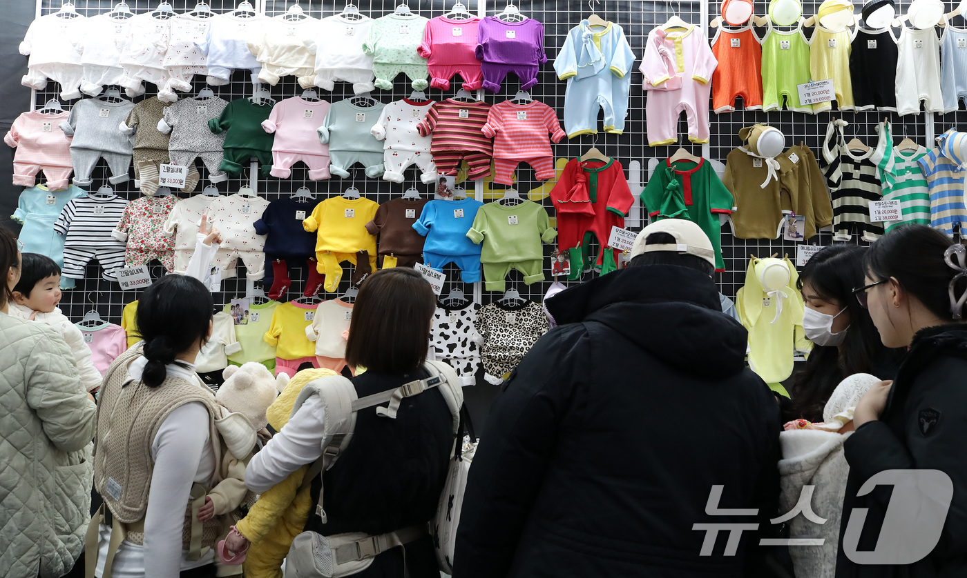 (대구=뉴스1) 공정식 기자 = 4일 오전 대구 북구 엑스코(EXCO)에서 열린 '대구 베이비&키즈페어'를 찾은 부모들이 아기를 위한 겨울철 유아용품을 살펴보고 있다. 2025.1 …