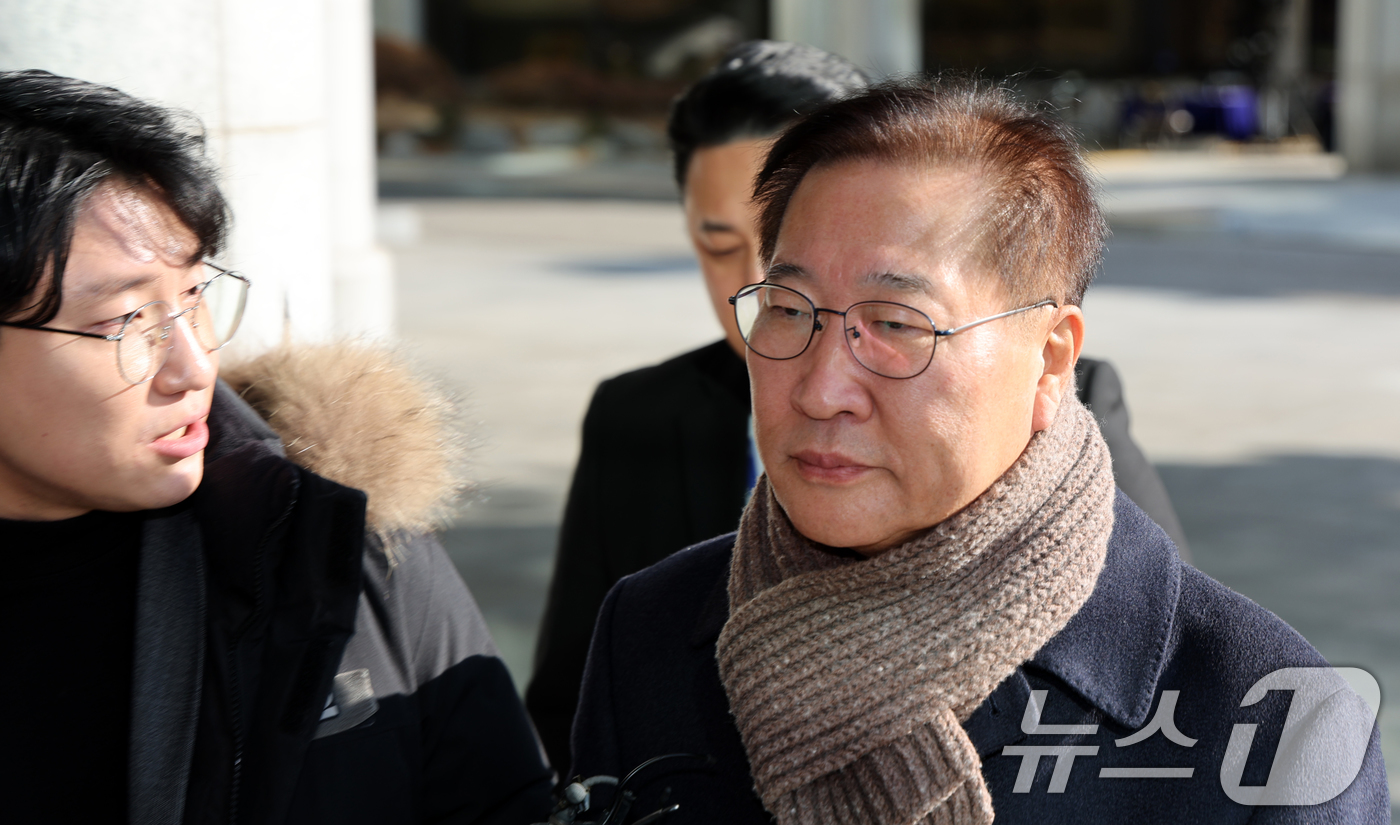 (서울=뉴스1) 김명섭 기자 = 박성재 전 법무부 장관이 4일 오후 서울 서초구 내란 특검에  김건희씨 수사 무마 청탁 의혹 관련  조사를 받기 위해  출석하고 있다. 2025.1 …