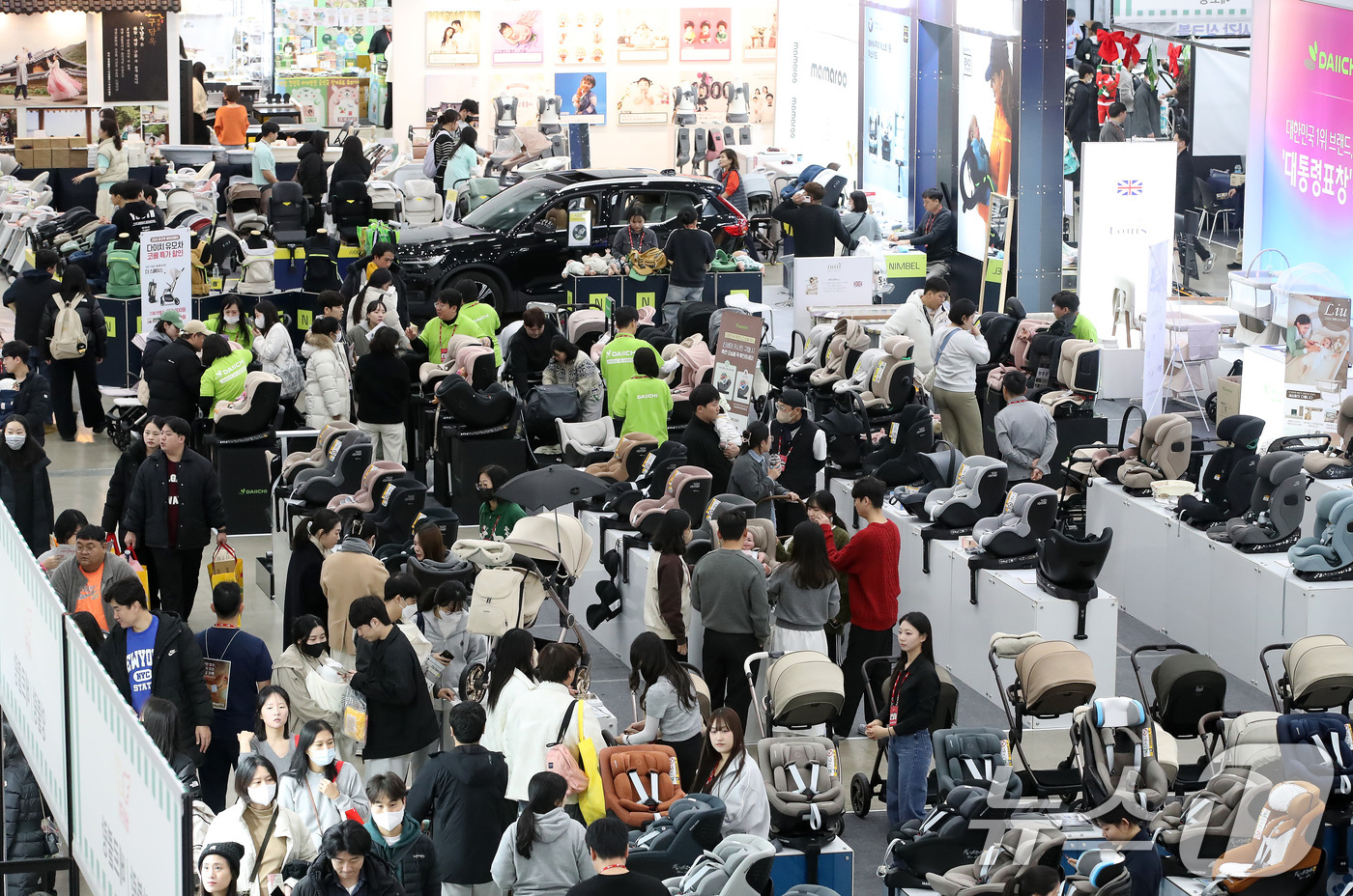 (대구=뉴스1) 공정식 기자 = 4일 오전 대구 북구 엑스코(EXCO)에서 열린 '대구 베이비&키즈페어' 행사장이 다양한 유아용품을 살펴보는 부모들로 붐비고 있다. 2025.12. …