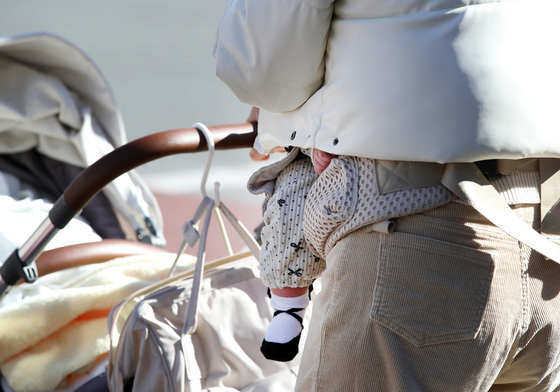 한파 속 아기 품는 모정