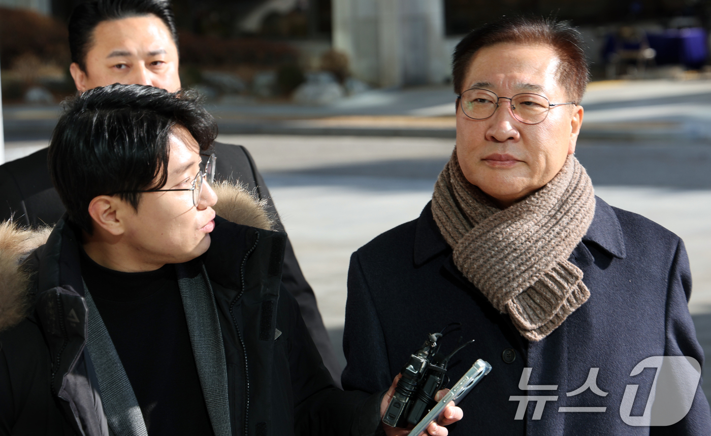 (서울=뉴스1) 김명섭 기자 = 박성재 전 법무부 장관이 4일 오후 서울 서초구 내란 특검에  김건희씨 수사 무마 청탁 의혹 관련  조사를 받기 위해  출석하고 있다. 2025.1 …