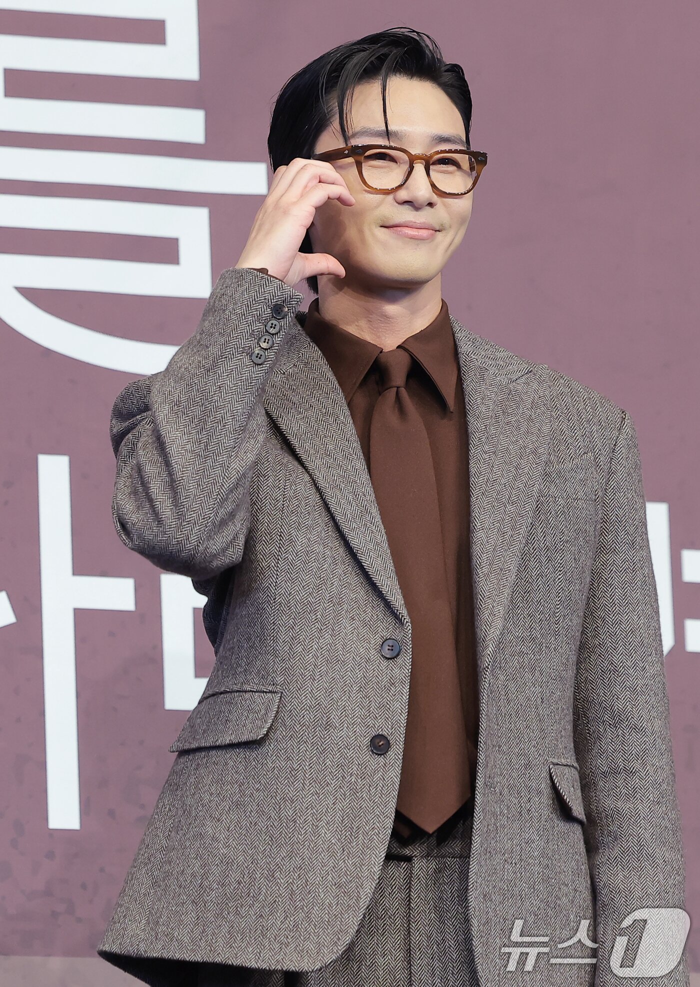 본문 이미지 - 배우 박서준이 4일 오후 서울 구로구 더링크호텔에서 열린 JTBC 새 토일드라마 ‘경도를 기다리며’&#40;극본 유영아/연출 임현욱&#41; 제작발표회에 참석해 포즈를 취하고 있다. ‘경도를 기다리며’는 두 번의 연애를 하고 헤어진 이경도&#40;박서준 분&#41;와 서지우&#40;원지안 분&#41;가 불륜 스캔들 기사를 보도한 기자와 스캔들 주인공의 아내로 재회해 짠하고 찐하게 연애하는 로맨스 작품이다. 2025.12.4/뉴스1 ⓒ News1 권현진 기자